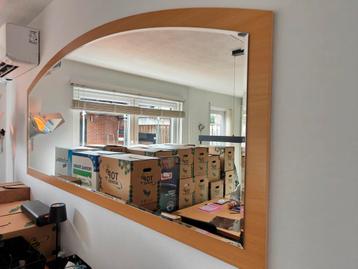 Grote spiegel met houten frame