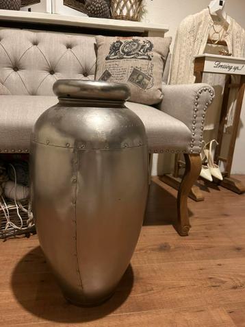 2 mooie zilveren vazen