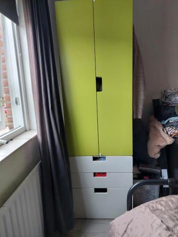 Gratis stuva kledingkast met lades