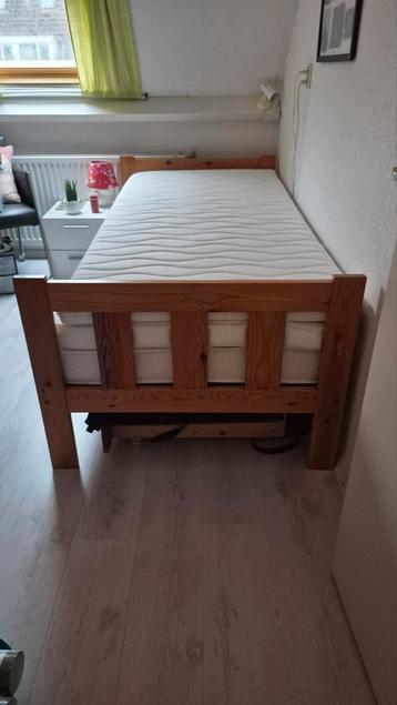 Eenpersoons houten bed met lades + lattenbodem.