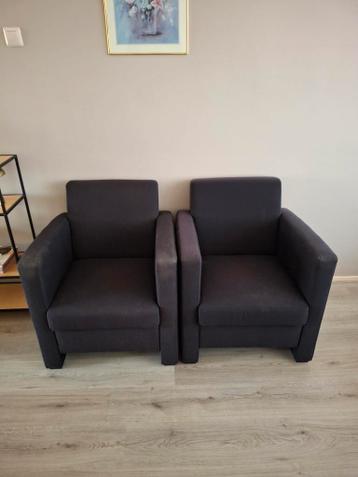Twee zwarte fauteuils gratis af te halen.