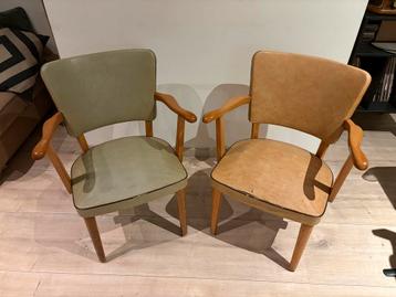 Twee authentieke vintage stoeltjes