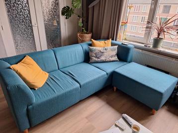 Mooie blauwe bank met hocker