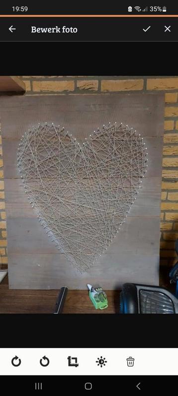 Houten bord met hart van draad