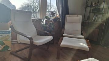 Twee IKEA stoelen met voetbank