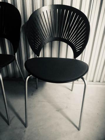 8 zwarte eetkamerstoelen, houten rugleuning, stoffen zitvlak