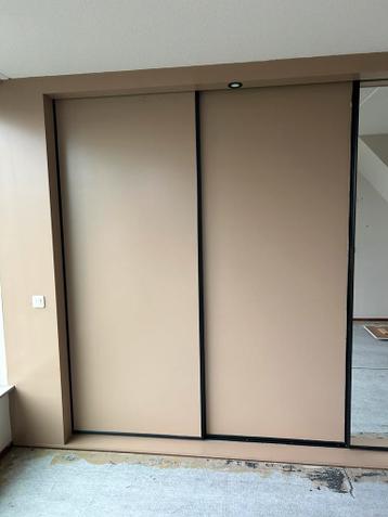 Grote schuifdeurkast met 5 deuren incl. 1 spiegeldeur