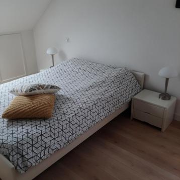 Bed 1.40x2.00 en 2 nachtkastjes compleet