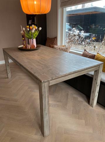 Degelijk houten eettafel gratis