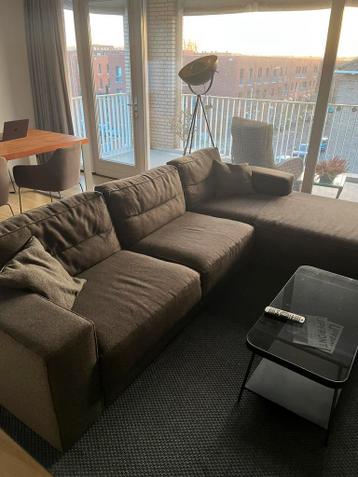 Moderne donkergrijze stoffen bank – comfortabel & netjes