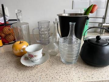 GRATIS Diverse vaasjes, kopjes, 1 theepot en wijnkoeler