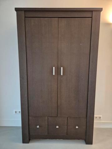 Gratis massief (eiken?) opberg kast en tv meubel