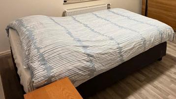 GRATIS.   Karlsson boxspring 140x200 cm met topper