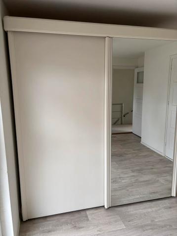 Gebruikte kledingkast met schuifdeuren