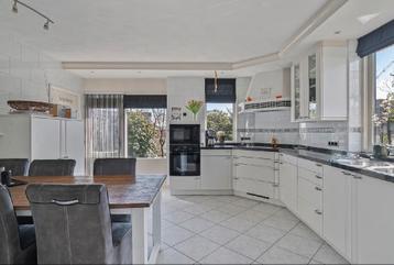 Poggenpol hoekkeuken met natuurstenen blad