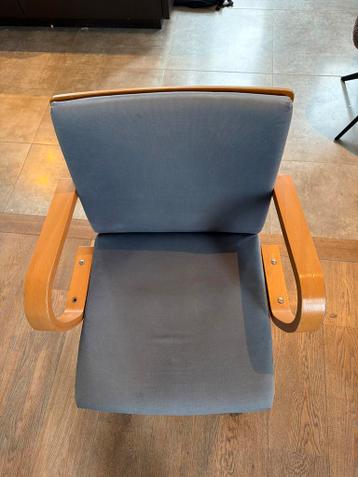 GRATIS Grijze bureau stoel met houten armleuningen