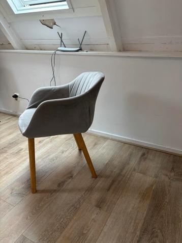 Grijze fluwelen stoel - gratis afhalen