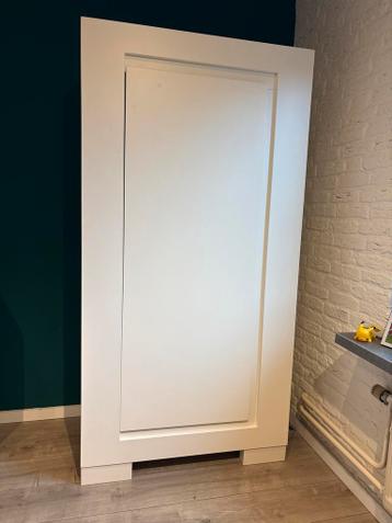 Witte kinder kledingkast met deur en planken