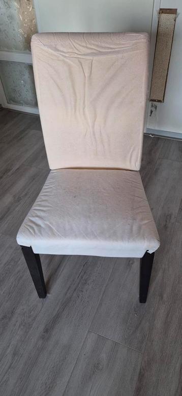 4 ikea stoelen, zonder hoes.