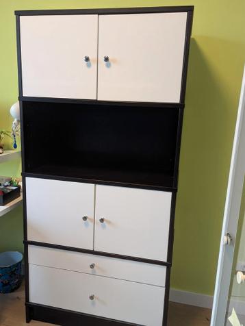 Ikea opbergkast met deurtjes en lades. Wit en donkerbruin.