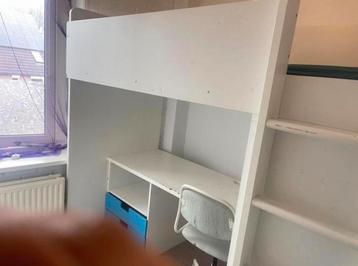 Hoogslaper met bureau en kast