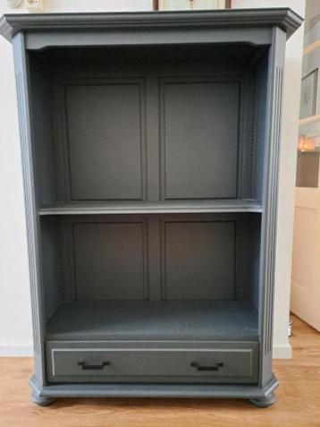 Grijze boekenkast met lade