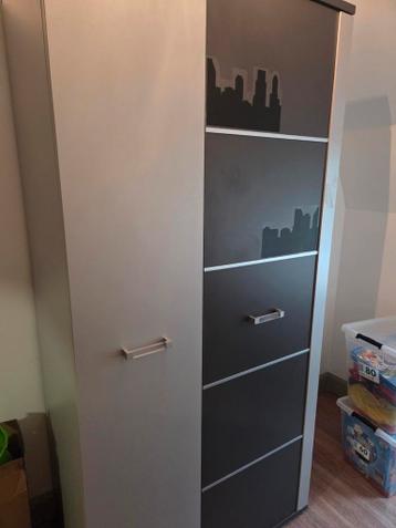 Moderne kledingkast met planken en hangruimte