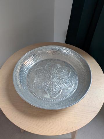 Metalen schaal met bloemmotief