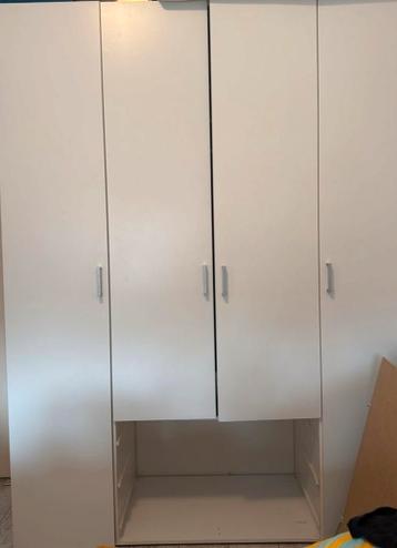 Ruime witte kledingkast met deuren