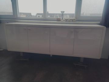 Glans wit dressoir met chroom poten - gratis af te halen