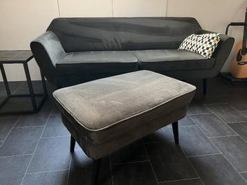 Velvet WOOOD 2,5 zits bank inclusief hocker