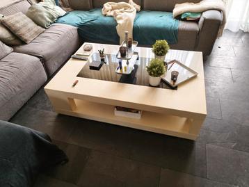 Grijze bankstel en hoogglans witte salontafel