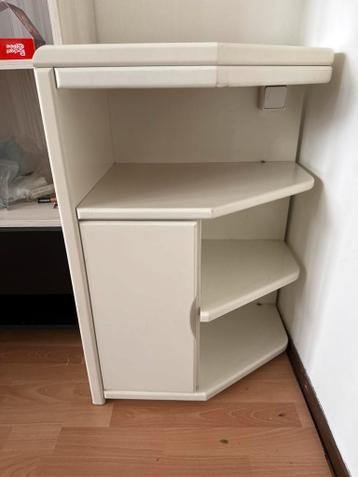 Corner shelves (Witte kast)