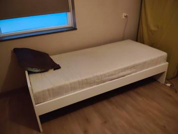 Gratis èèn persoonsbed met twee dikke matrassen en schoon