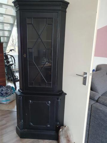 Zwarte hoekkast, 194 cm hoog Gratis afhalen.