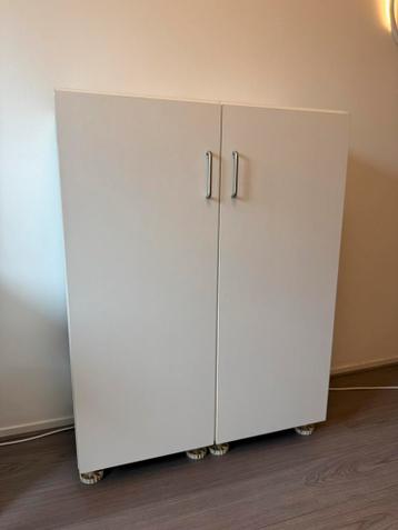 Witte stevige kast met planken