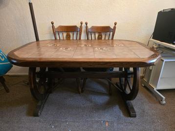 Tafel met tegels, wielen en 4 stoelen