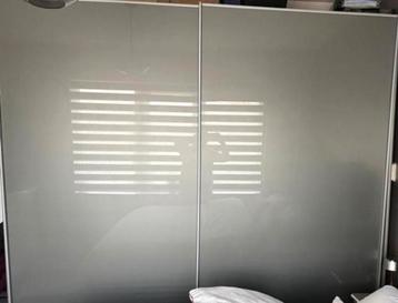 Grote grijze schuifdeurkast