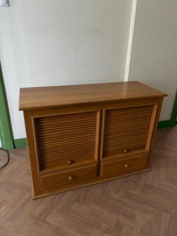 Houten televisiekast / dressoir gratis af te halen in Tholen