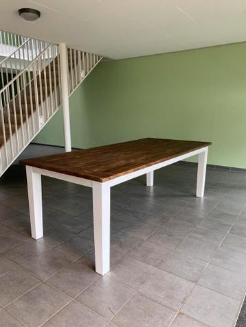 Gratis: stoere, mooie en gezellige eettafel (2,20m x 1,00m)