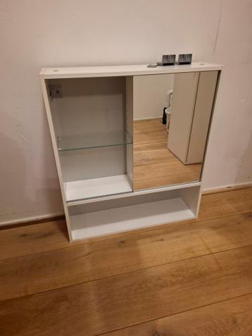 Badkamer kastje met spiegel GRATIS!!