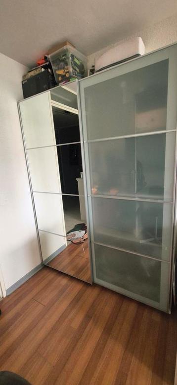 Ruime kledingkast met schuifdeuren