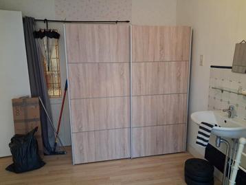 Stevige kledingkast met lichte gebruikssporen