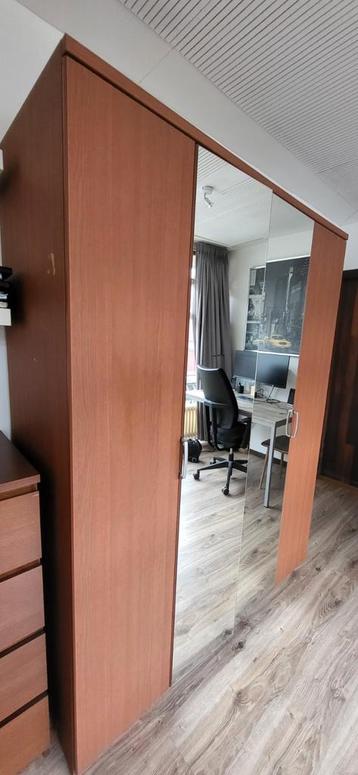 Gratis kledingkast met spiegels