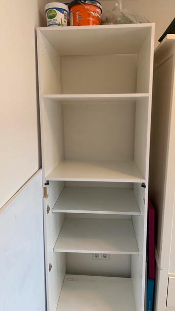 Hoge keukenkast met 4 planken