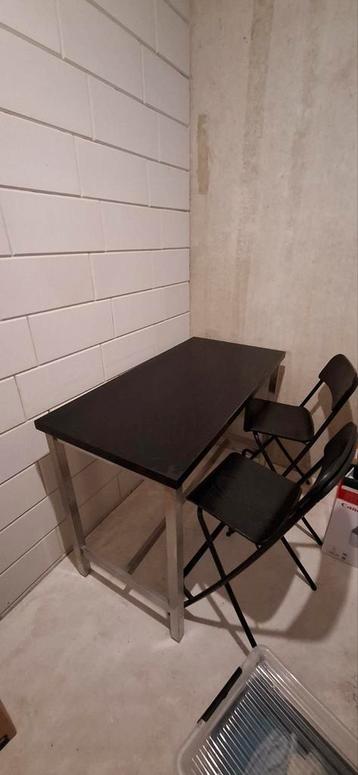 Zwarte tafel met 6 klapkrukken - gratis af te halen