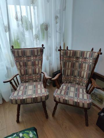 Twee stoelen met vrijwel nieuwe kussens