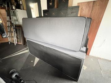 Bed & matrassen compleet met achterwand GRATIS