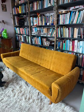 Vintage mosterdgele slaapbank