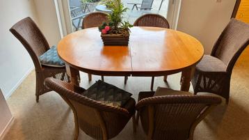 Eetkamertafel, inclusief stoelen